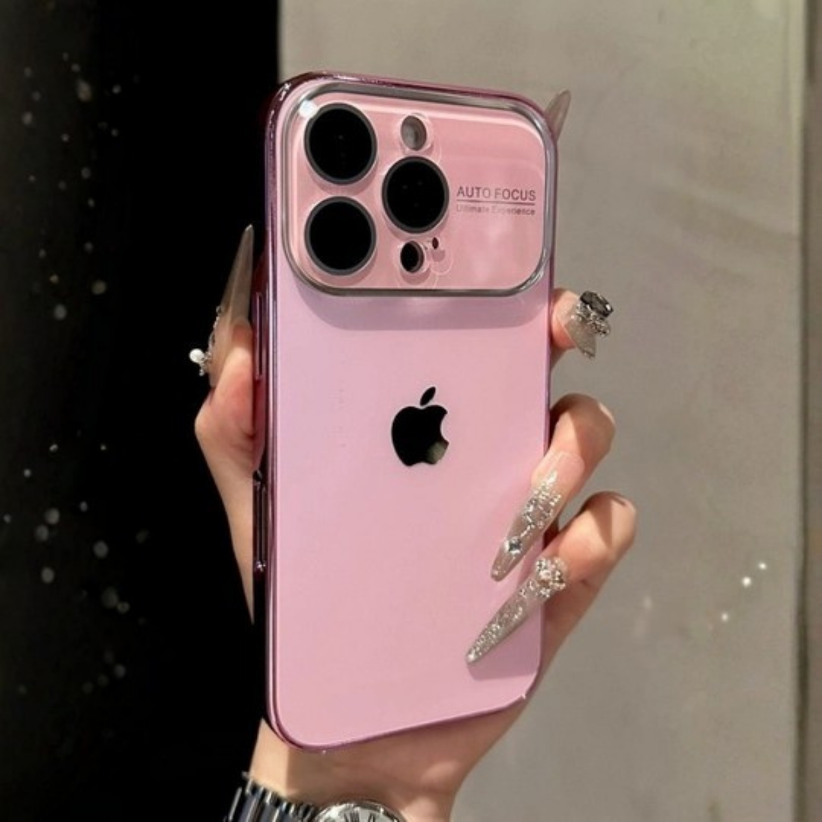 Krom Detaylı iPhone Kılıfı – Lüks Metalik Görünüm, MagSafe Uyumlu