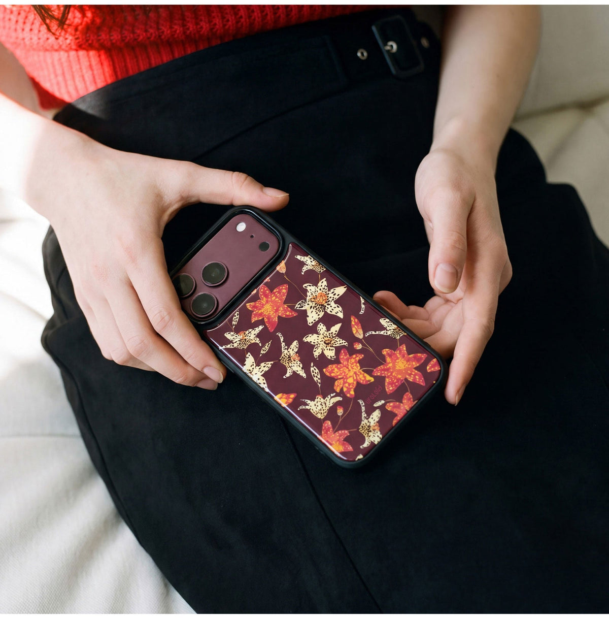 Ufology Bordo Zambak Desenli Manyetik iPhone Kılıfı