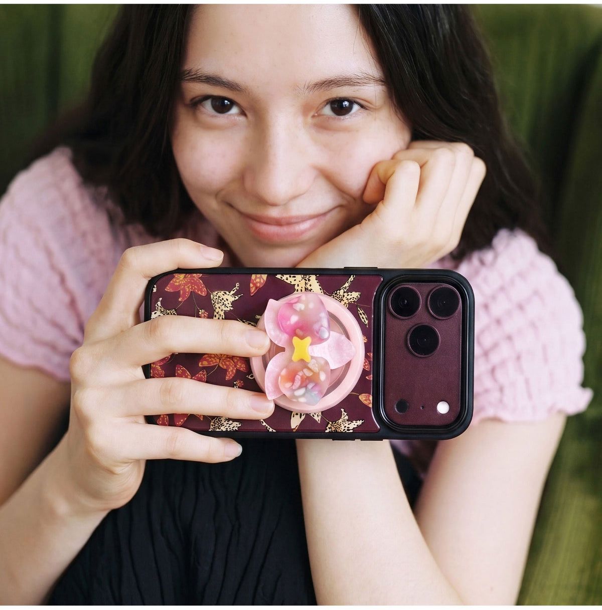 Ufology Bordo Zambak Desenli Manyetik iPhone Kılıfı