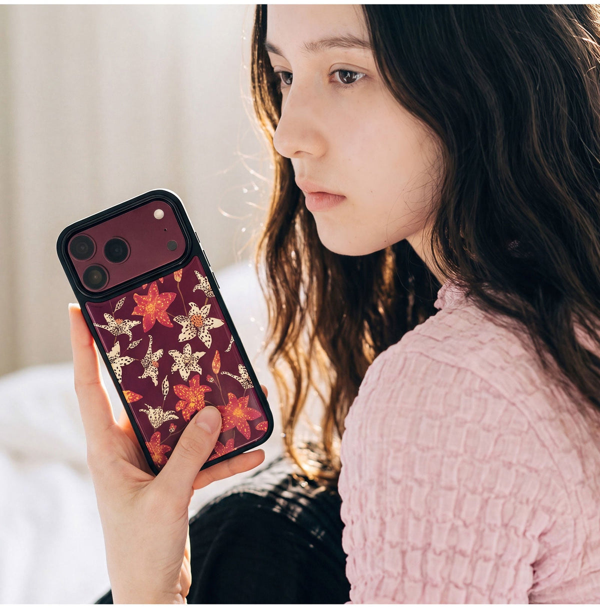 Ufology Bordo Zambak Desenli Manyetik iPhone Kılıfı