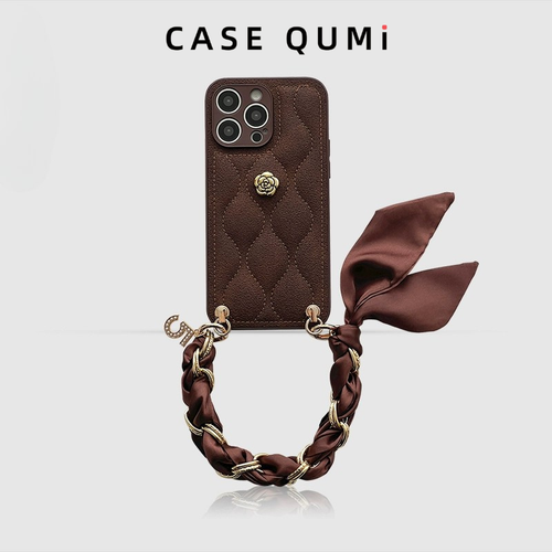 Carcasă pentru iPhone maro cu matase și curea cu insignă florală