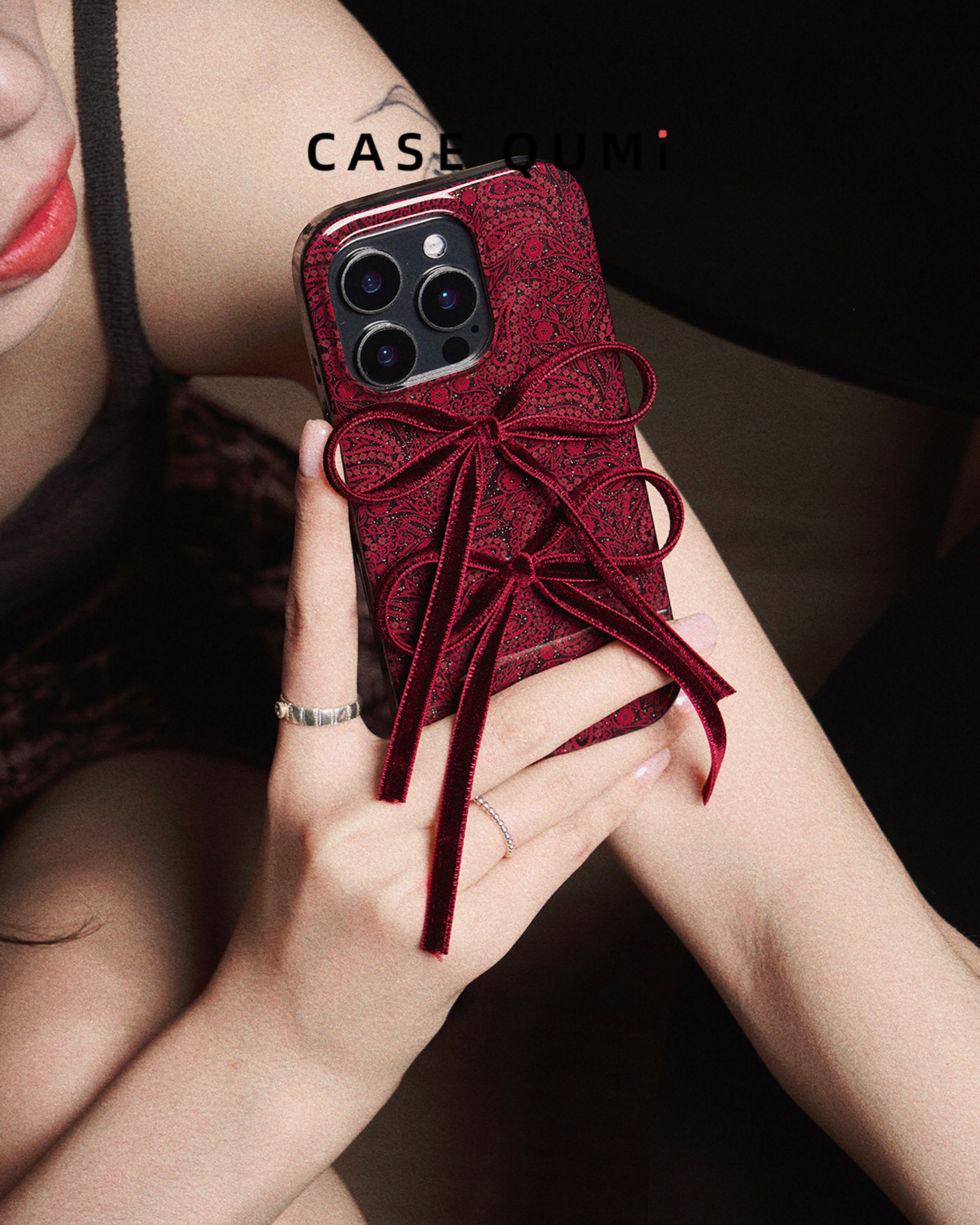 Premium Paisley Desenli Fiyonklu Askılı iPhone Kılıfı